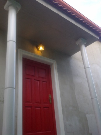 Vstupné dvere dubové červené, biele obloženie a stĺpy