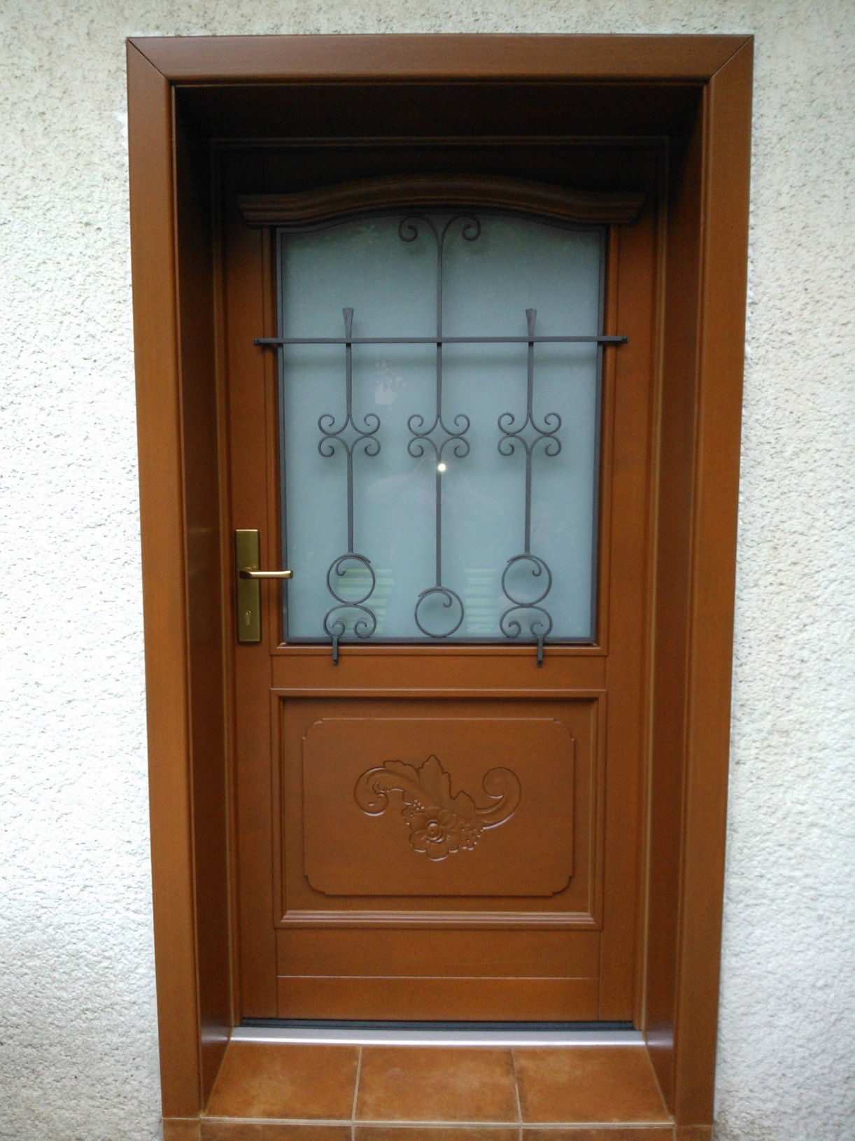 Luxusné vstupné dvere smrekové, vyrezávané s ozdobnou mrežou